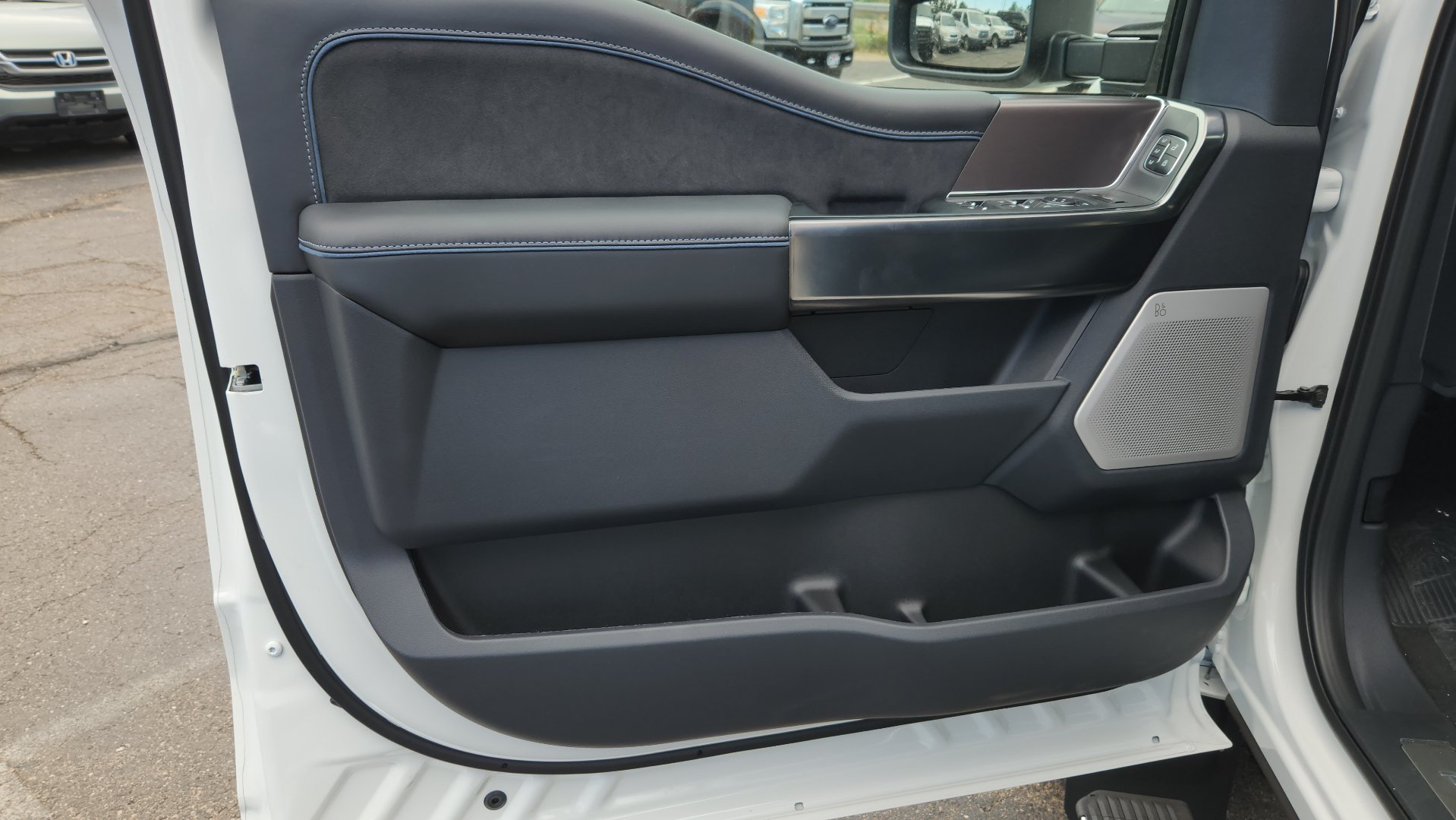 New 2026 Star White Metallic Tri-Coat Ford Platinum image 12