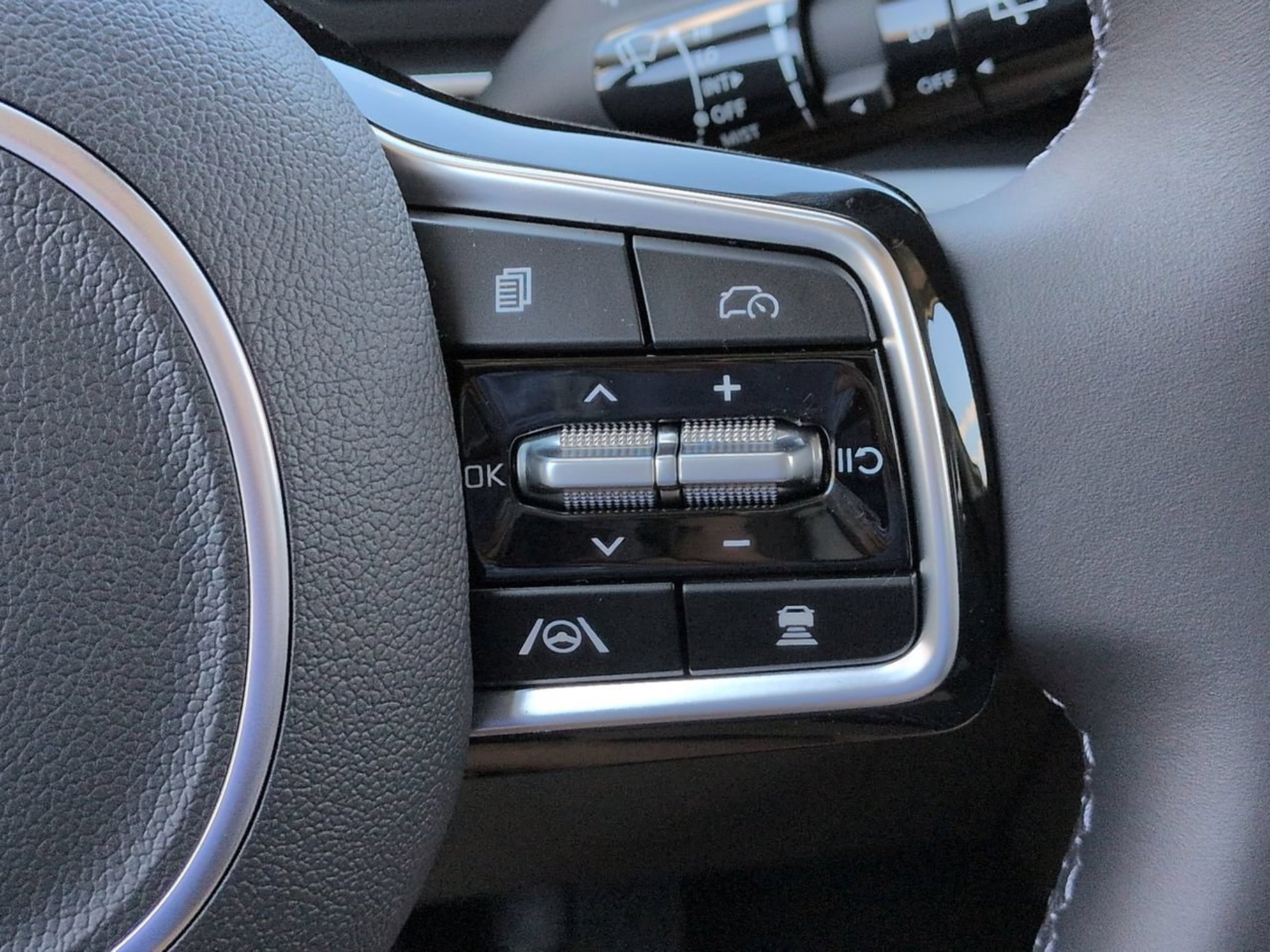 New 2026 Snow White Pearl Kia LXS image 46