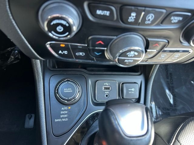 Used 2023 Gray Jeep Altitude image 29