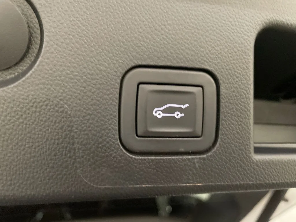 Certified Used 2025 Iridescent Pearl Tricoat Chevrolet AWD ACTIV image 9