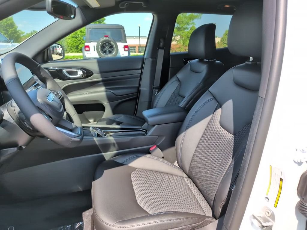 New 2026 Bright White Clear-Coat Exterior Paint Jeep Latitude image 18