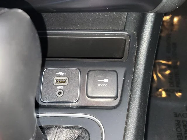 Used 2022 White Jeep Latitude Lux image 26