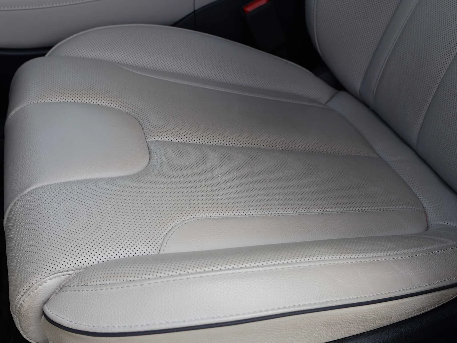 Used 2024 Hyper White Hyundai Limited image 23