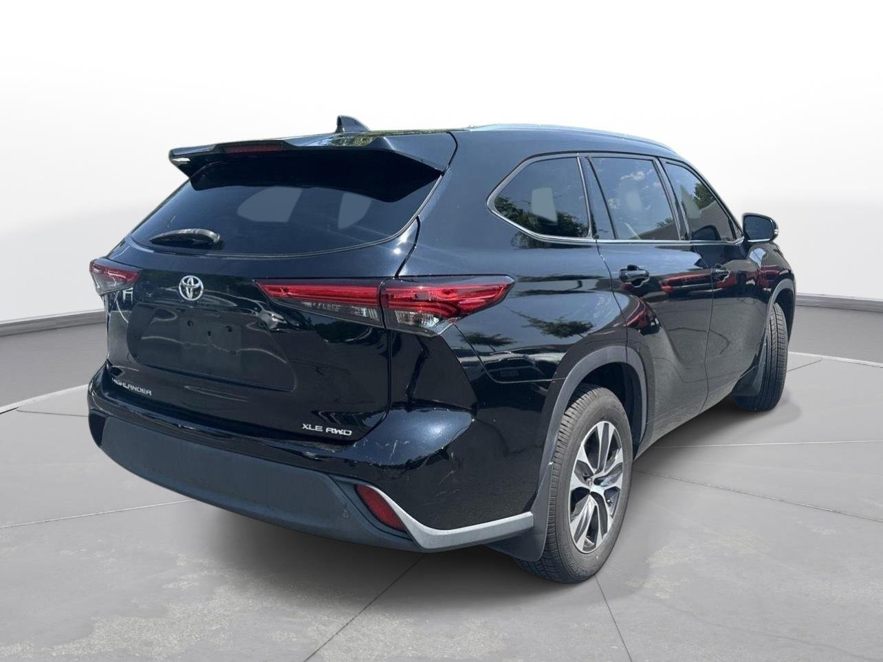 Used 2021 Midnight Black Metallic Toyota XLE image 7