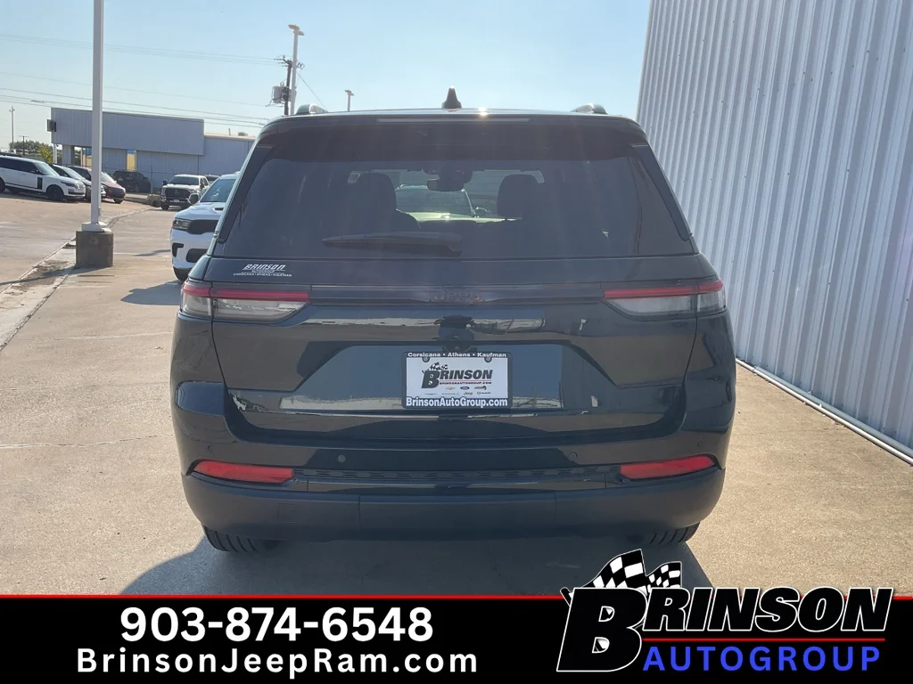 Used 2024 Diamond Black Crystal Pearlcoat Jeep Altitude image 6