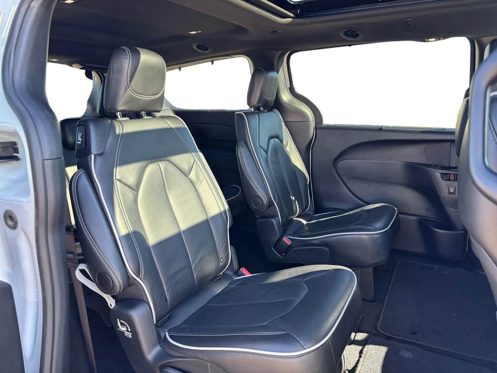 Used 2025 Bright White Chrysler Limited image 18