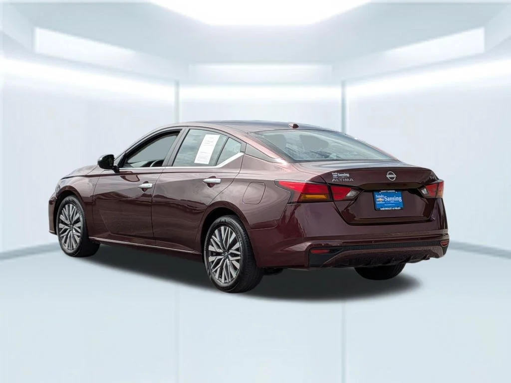 Used 2024 Red Nissan 2.5 SV image 3