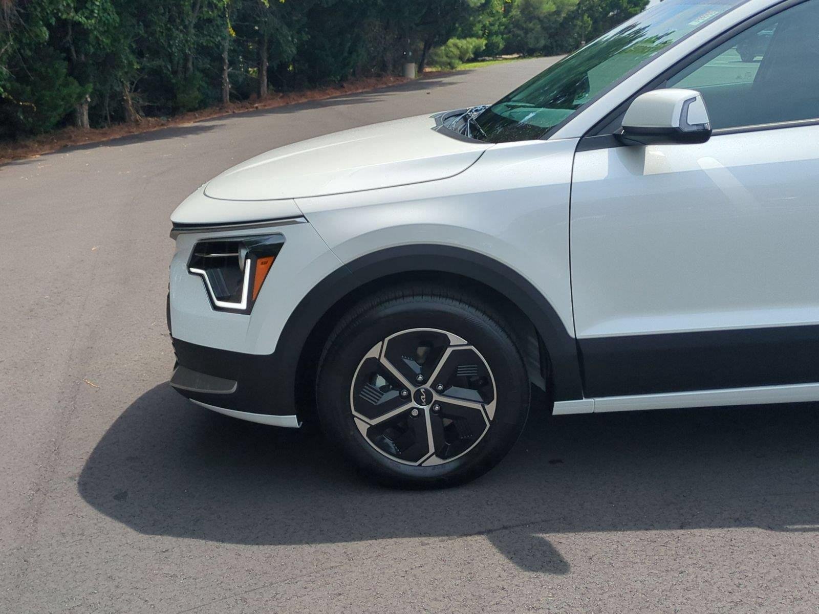 New 2026 Snow White Pearl Kia EX image 10