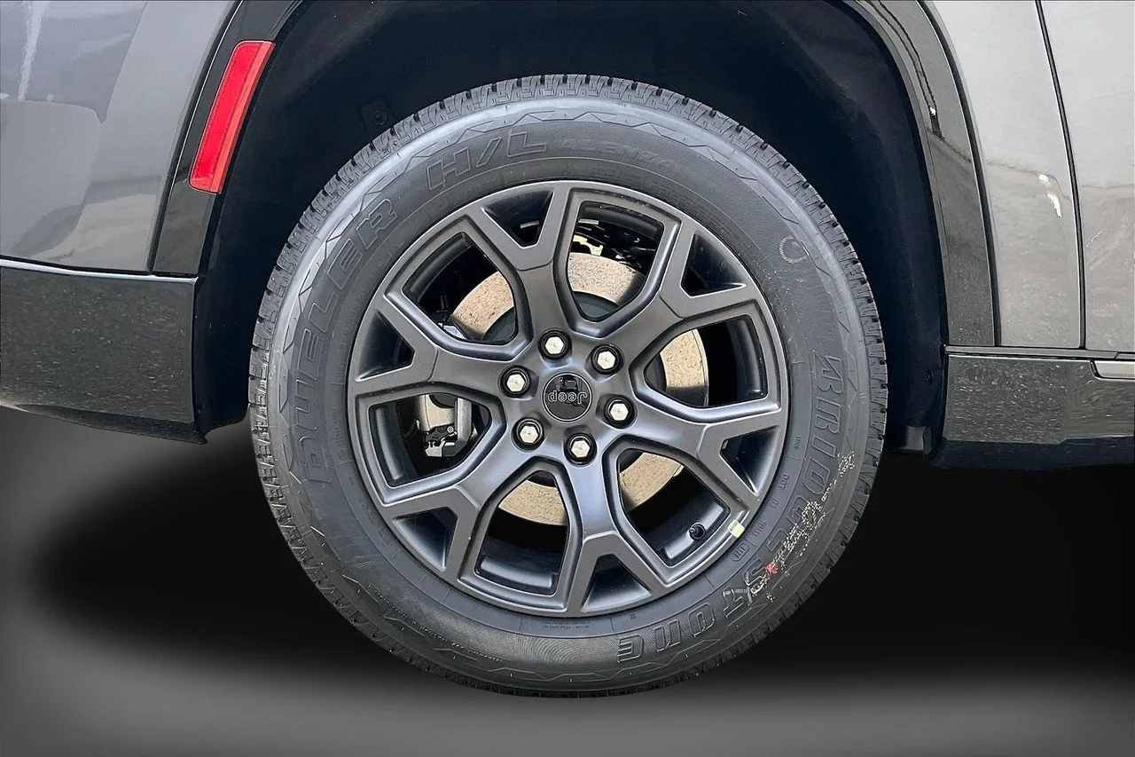 New 2026 Baltic-Gray Metallic Clear-Coat Exterior Paint Jeep Limited Altitude image 37