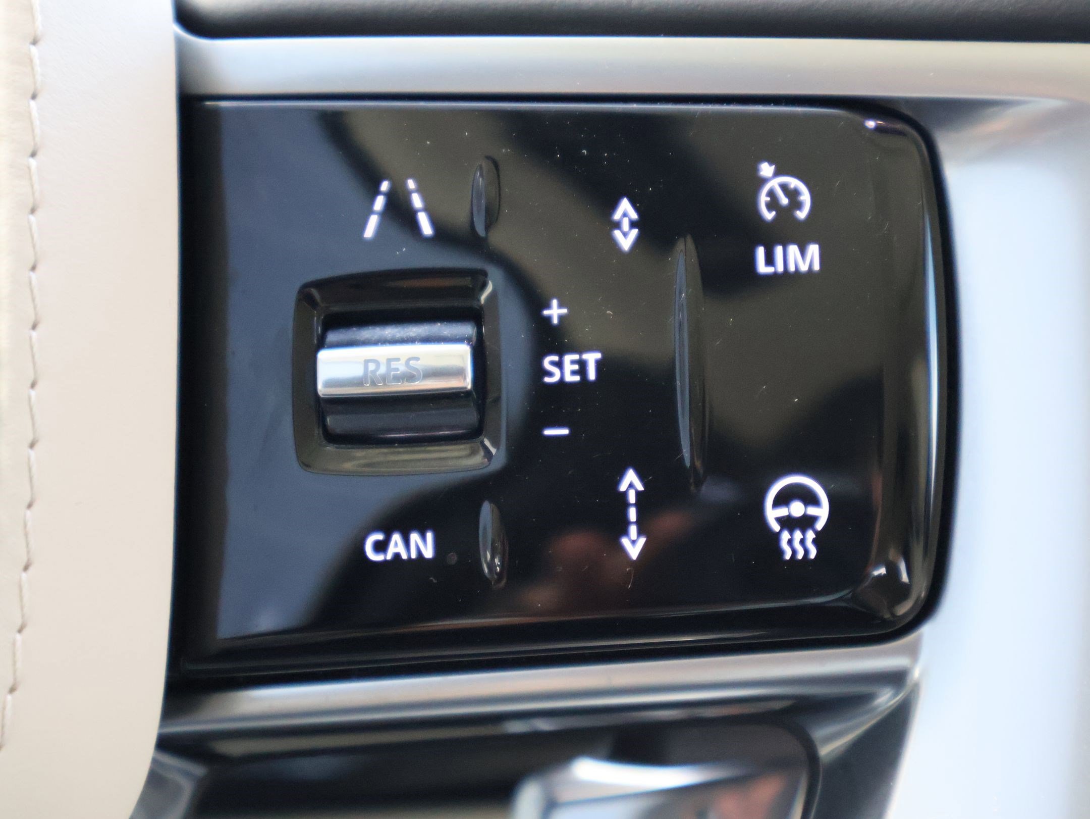 Certified Used 2025 Fuji White Land Rover Autobiography image 15