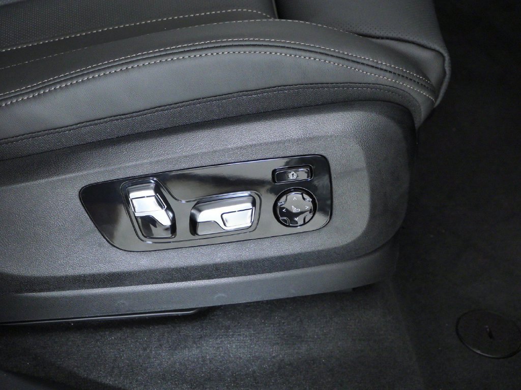New 2027 Black Sapphire Metallic BMW M60i image 22