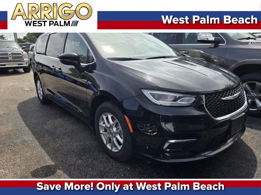 2023 Chrysler Pacifica Touring L's photo