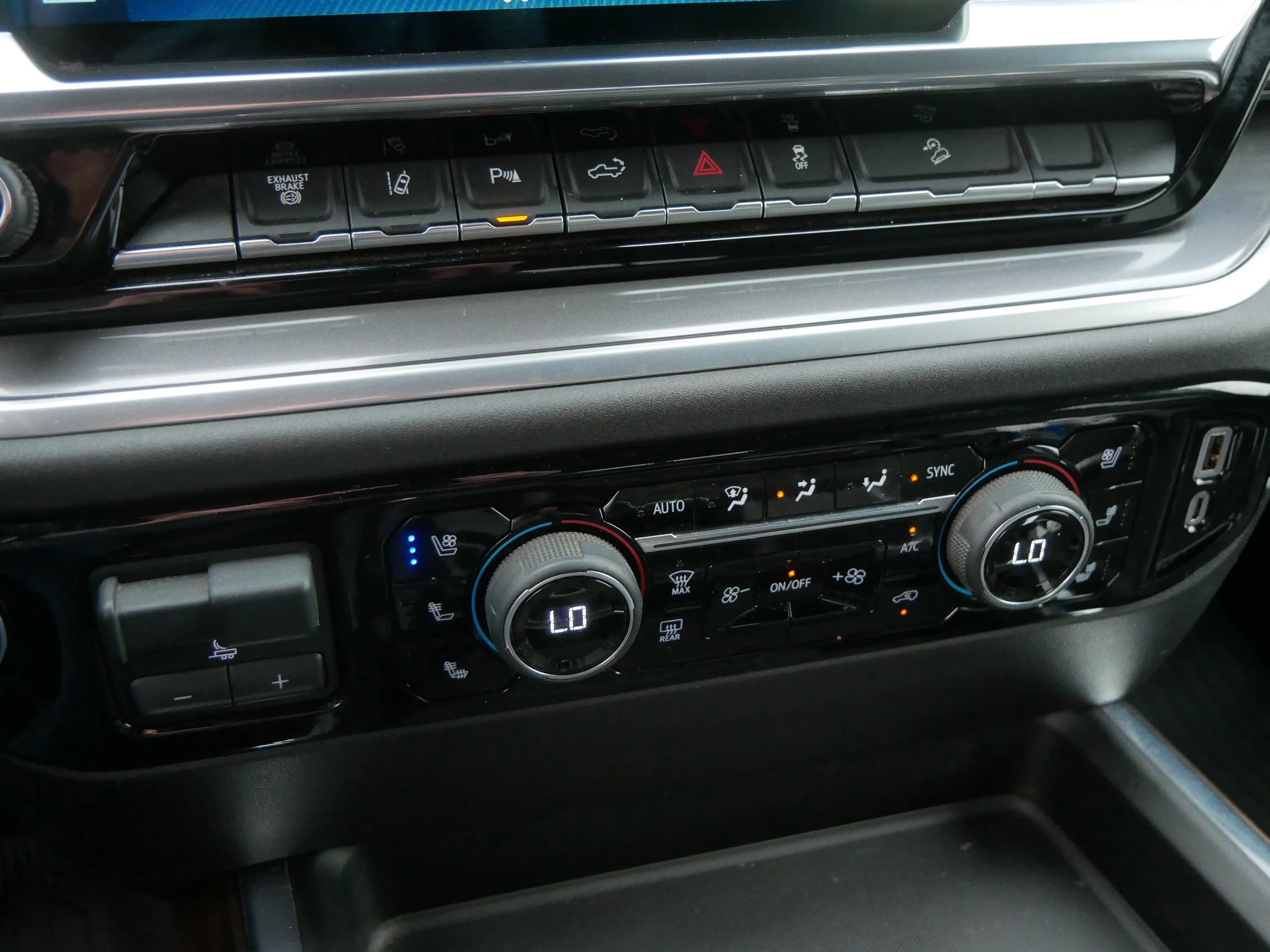 Used 2025 Iridescent Pearl Tricoat Chevrolet High Country image 36