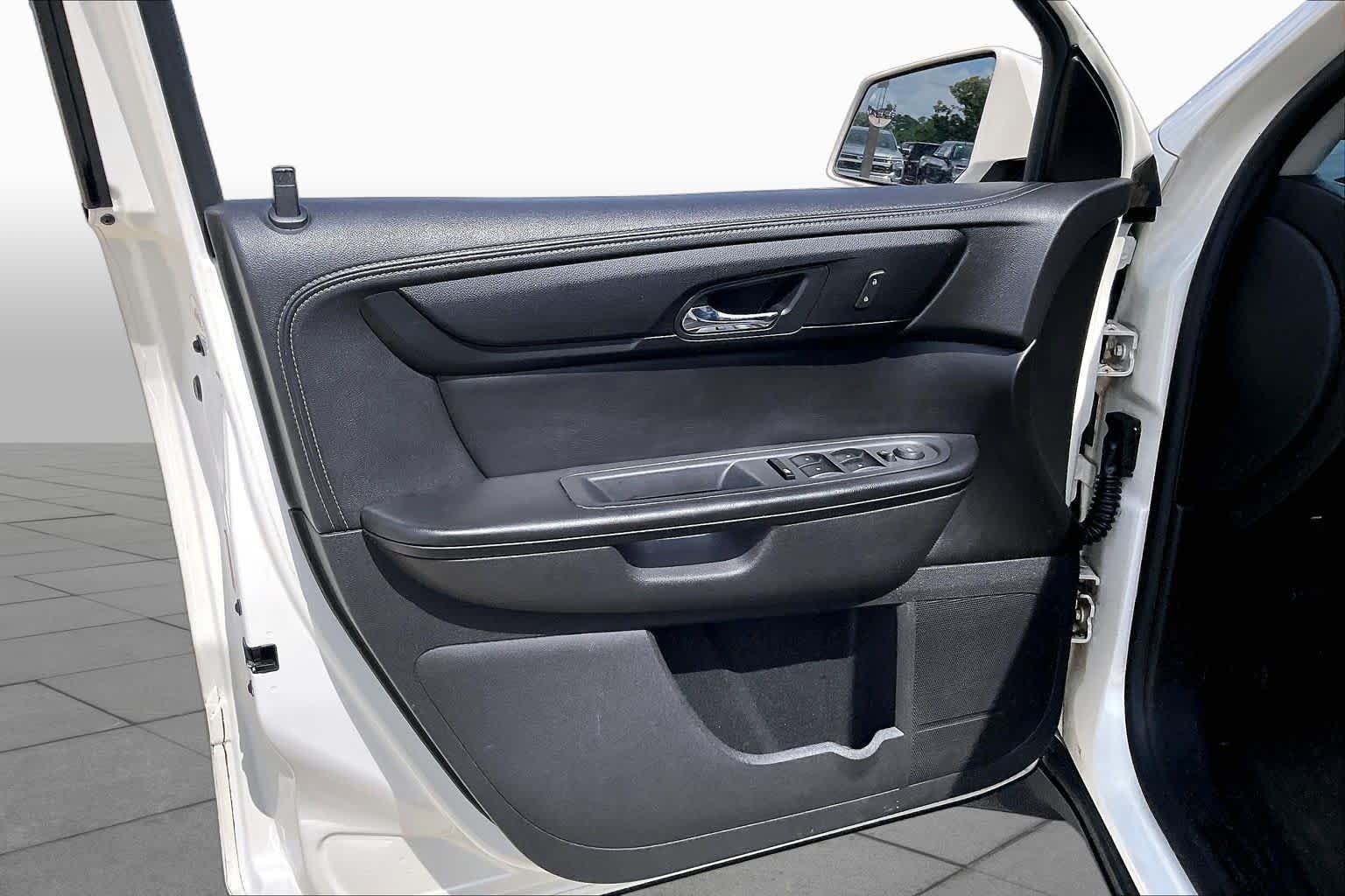 Used 2013 White Diamond Tricoat Chevrolet LT image 21