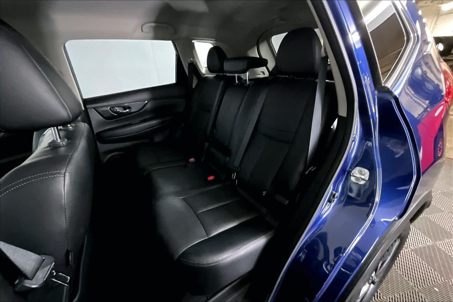 Used 2018 Caspian Blue Nissan SL image 20