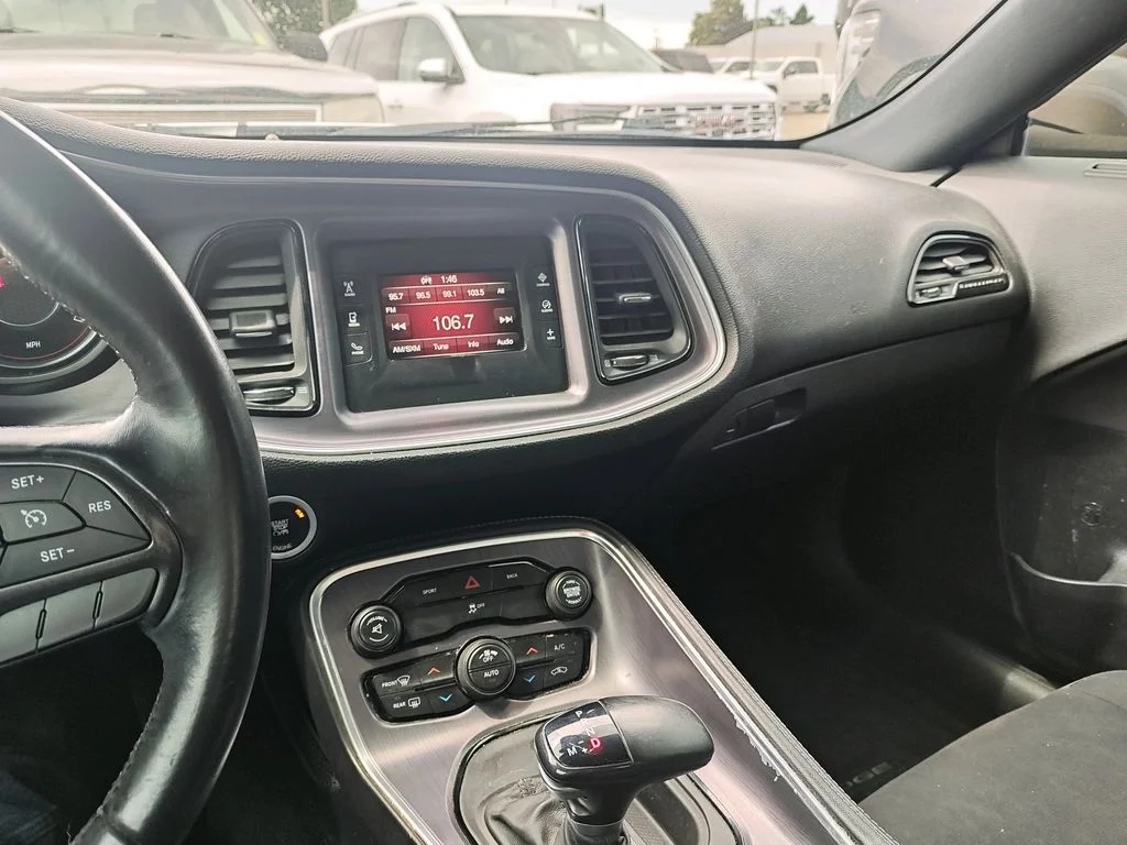Used 2016 Pitch Black Clearcoat Dodge SXT image 18