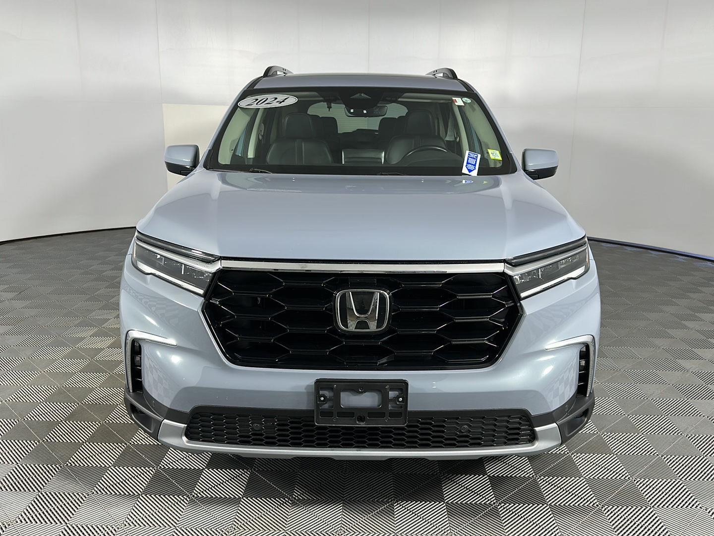 Used 2024 Sonic Gray Pearl Honda Touring image 3