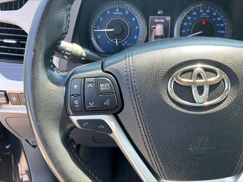 Used 2018 Beige Toyota XLE Premium image 24