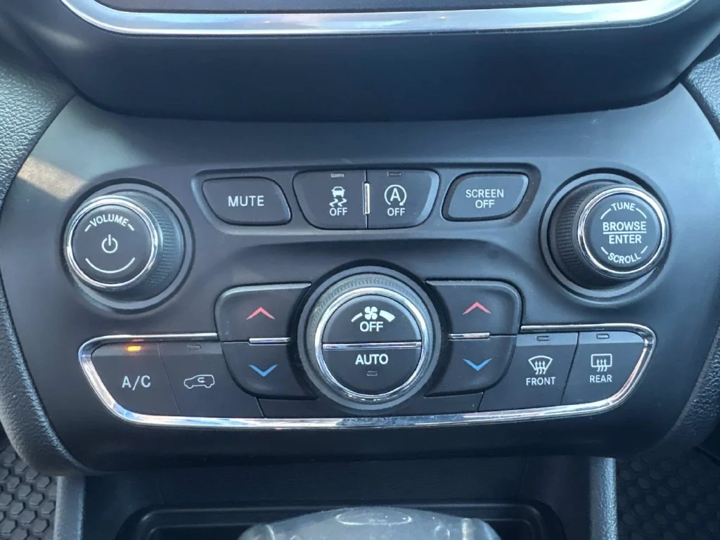 Used 2019 Pearl White Pearlcoat Jeep Trailhawk image 47