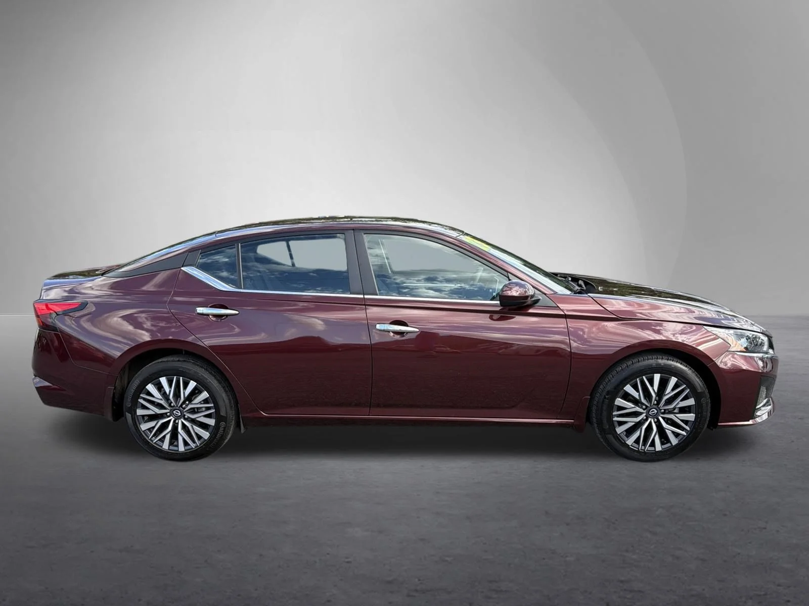 Used 2023 Garnet Pearl Metallic Nissan 2.5 SV image 2