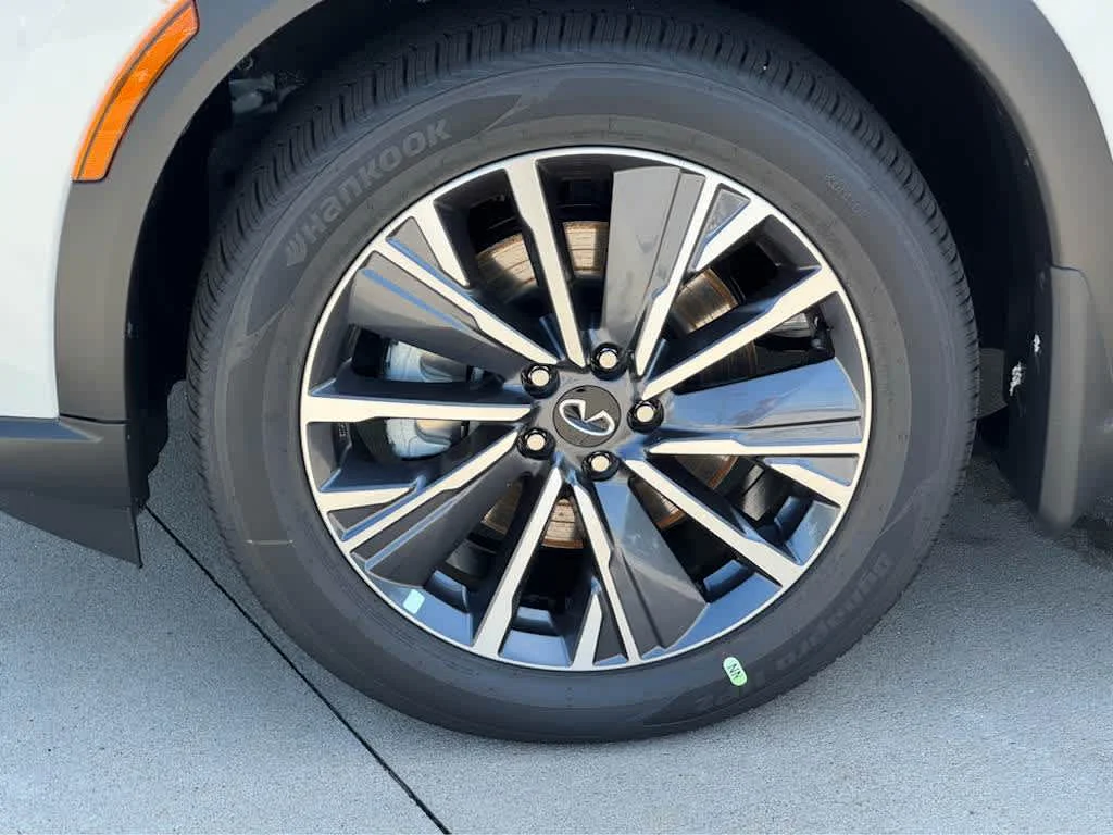 New 2027 RADIANT WHITE INFINITI Luxe FWD image 7