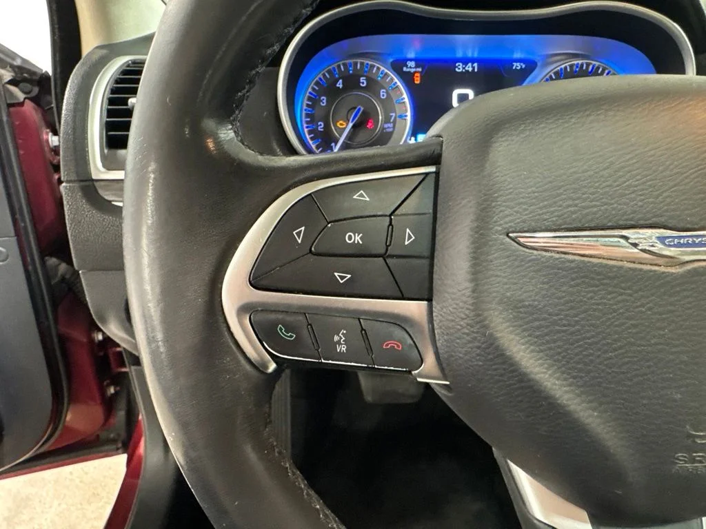 Used 2015 Velvet Chrysler Limited image 9