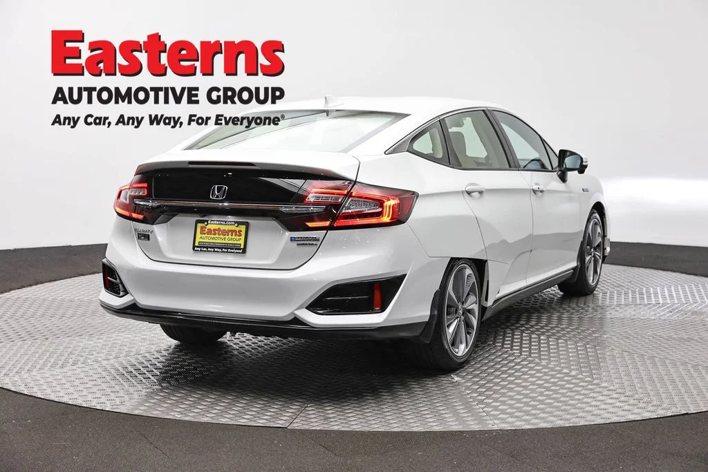 Used 2018 White Honda Touring image 5
