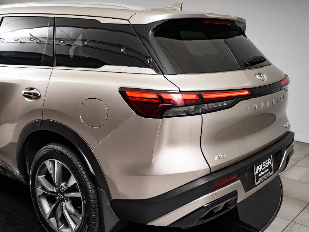 Used 2025 Warm Titanium INFINITI LUXE image 19