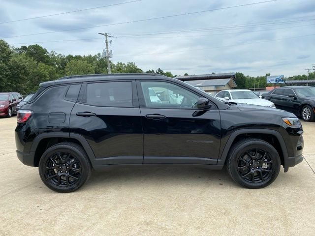 New 2026 Diamond Black Crystal Pearl-Coat Exterior Paint Jeep Latitude image 5
