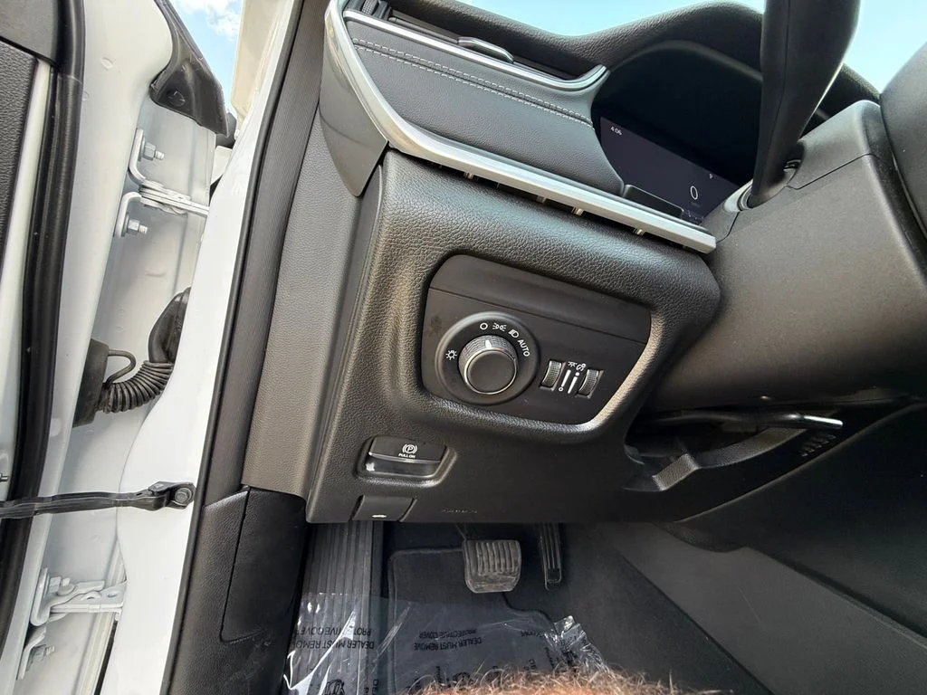 Used 2025 White Jeep Altitude image 23