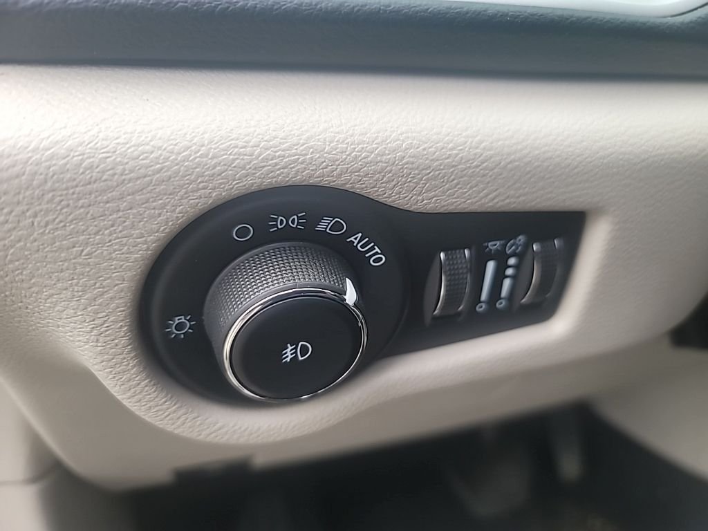 Used 2022 White Chrysler Touring L image 13