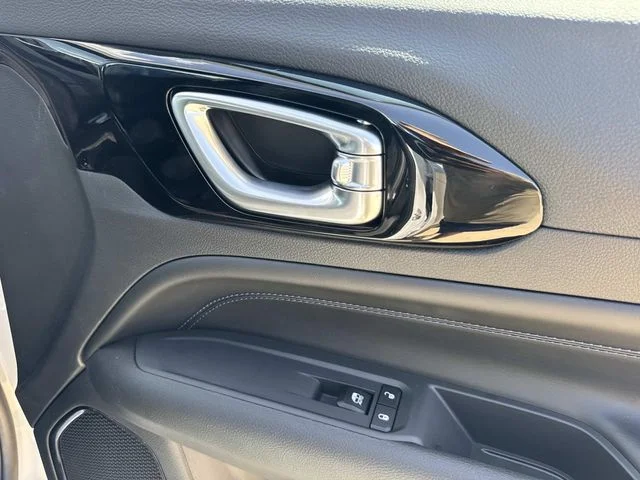 New 2026 White Jeep Latitude image 16