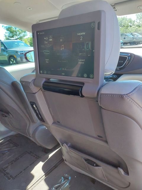 Used 2019 Velvet Chrysler Touring L Plus image 25
