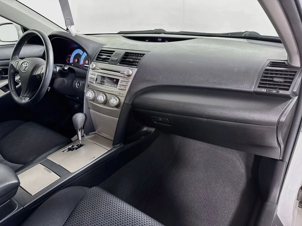 Used 2010 White Toyota LE image 32