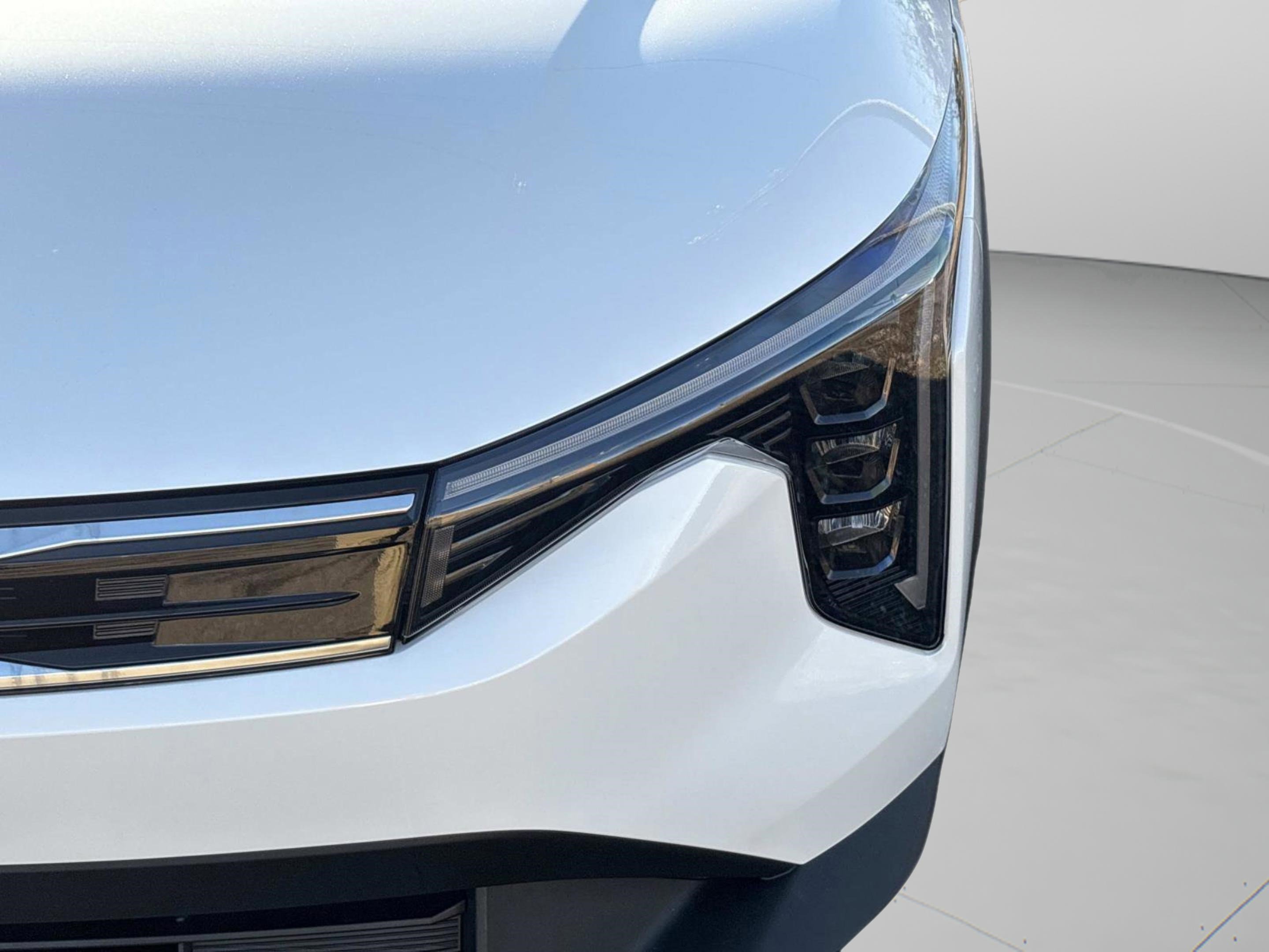 New 2025 Snow White Pearl Kia EX image 10