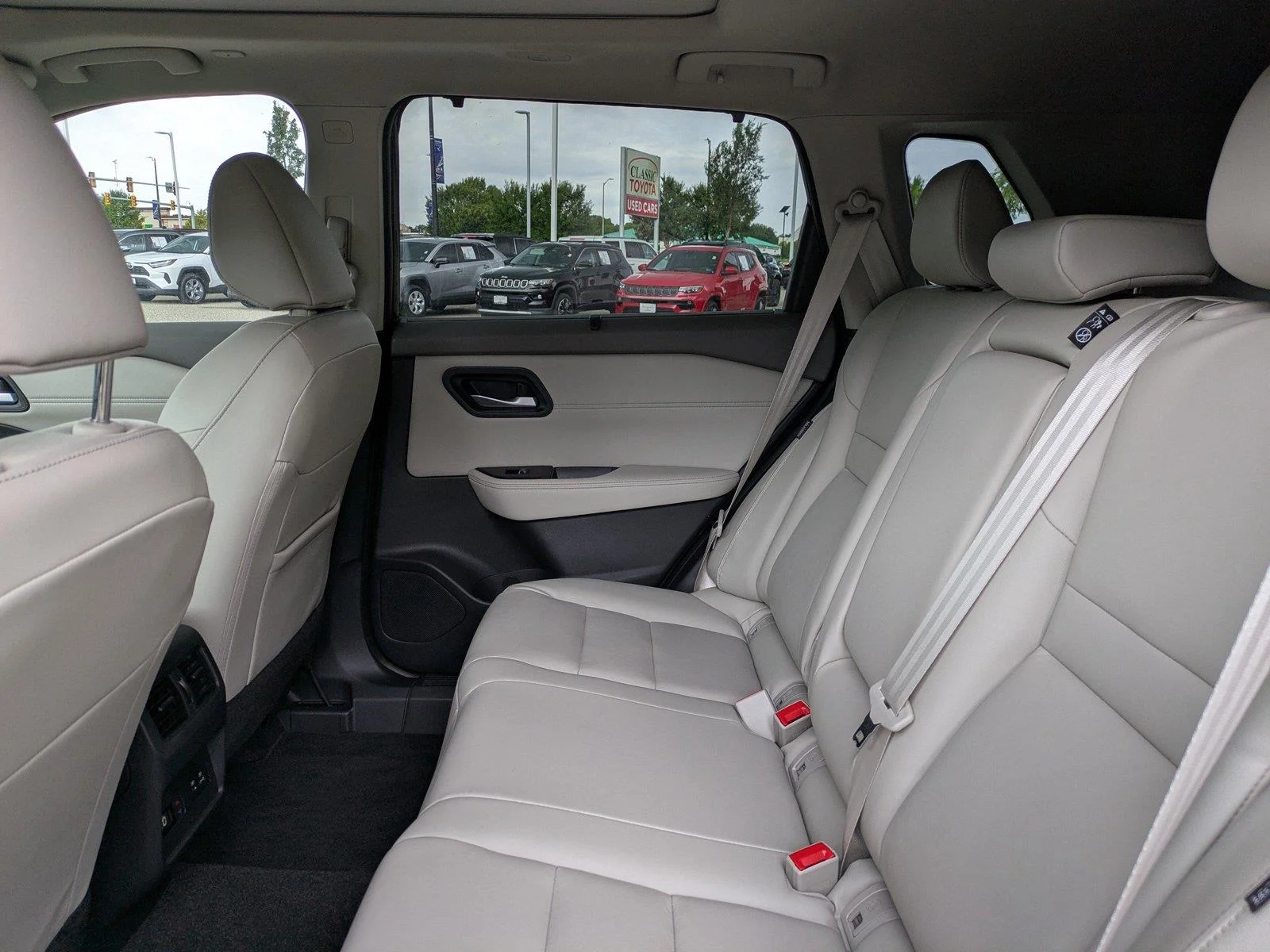 Used 2023 Super Black Nissan SL image 14