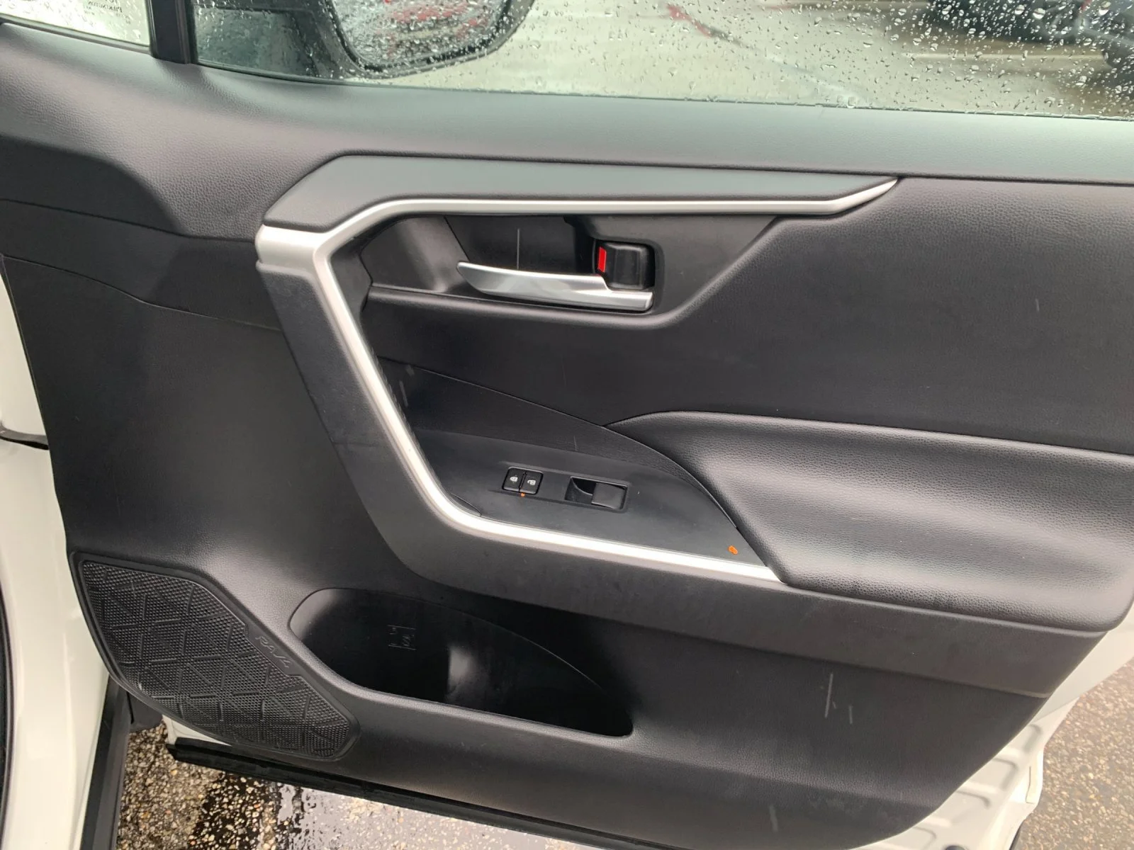 Used 2019 White Toyota XLE image 19