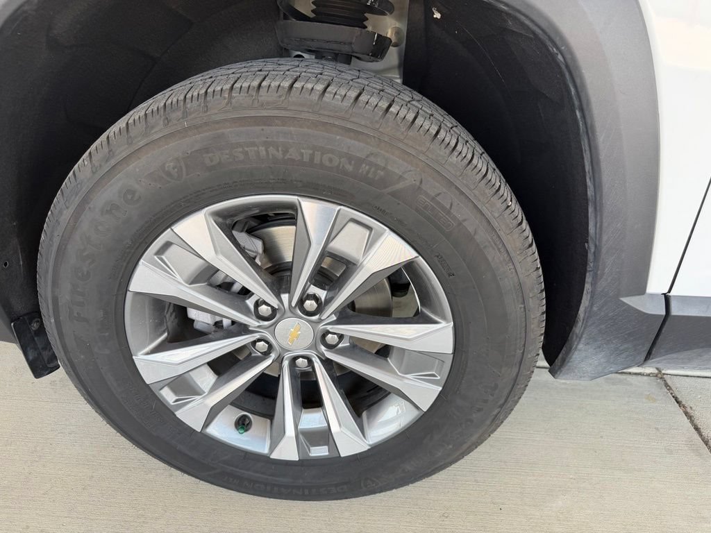 Used 2025 Summit White Chevrolet LT image 9