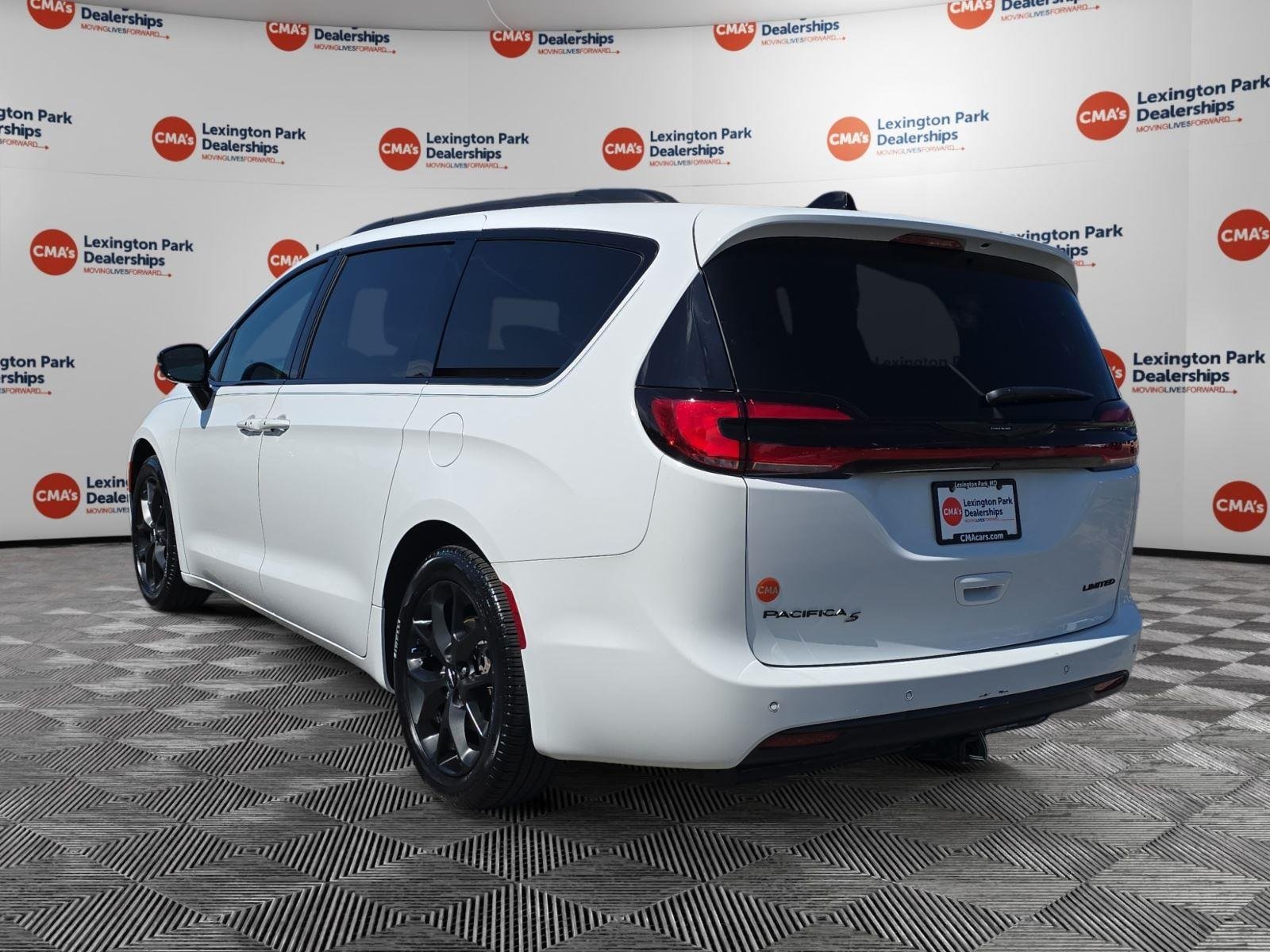Used 2024 Bright White Clearcoat Chrysler Limited image 5