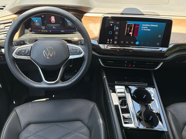 Used 2025  Volkswagen 2.0T SE w/Technology image 25