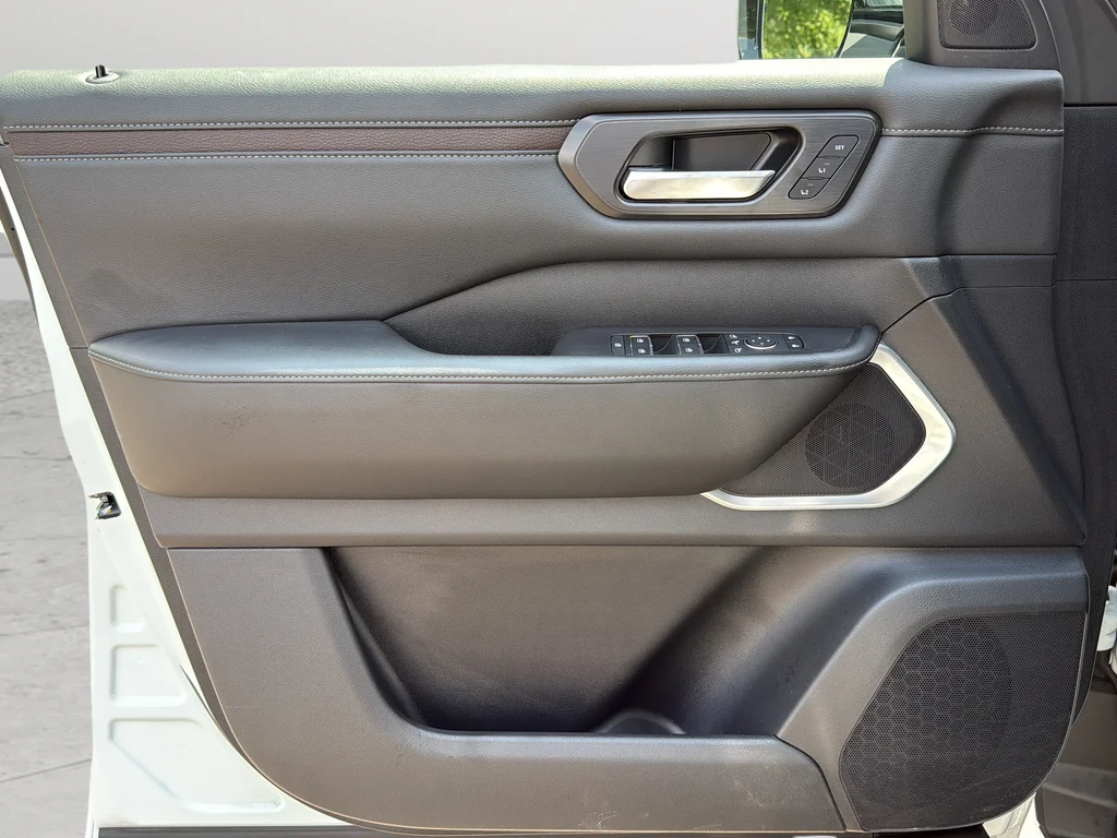 Used 2025 White Nissan Platinum Reserve image 28