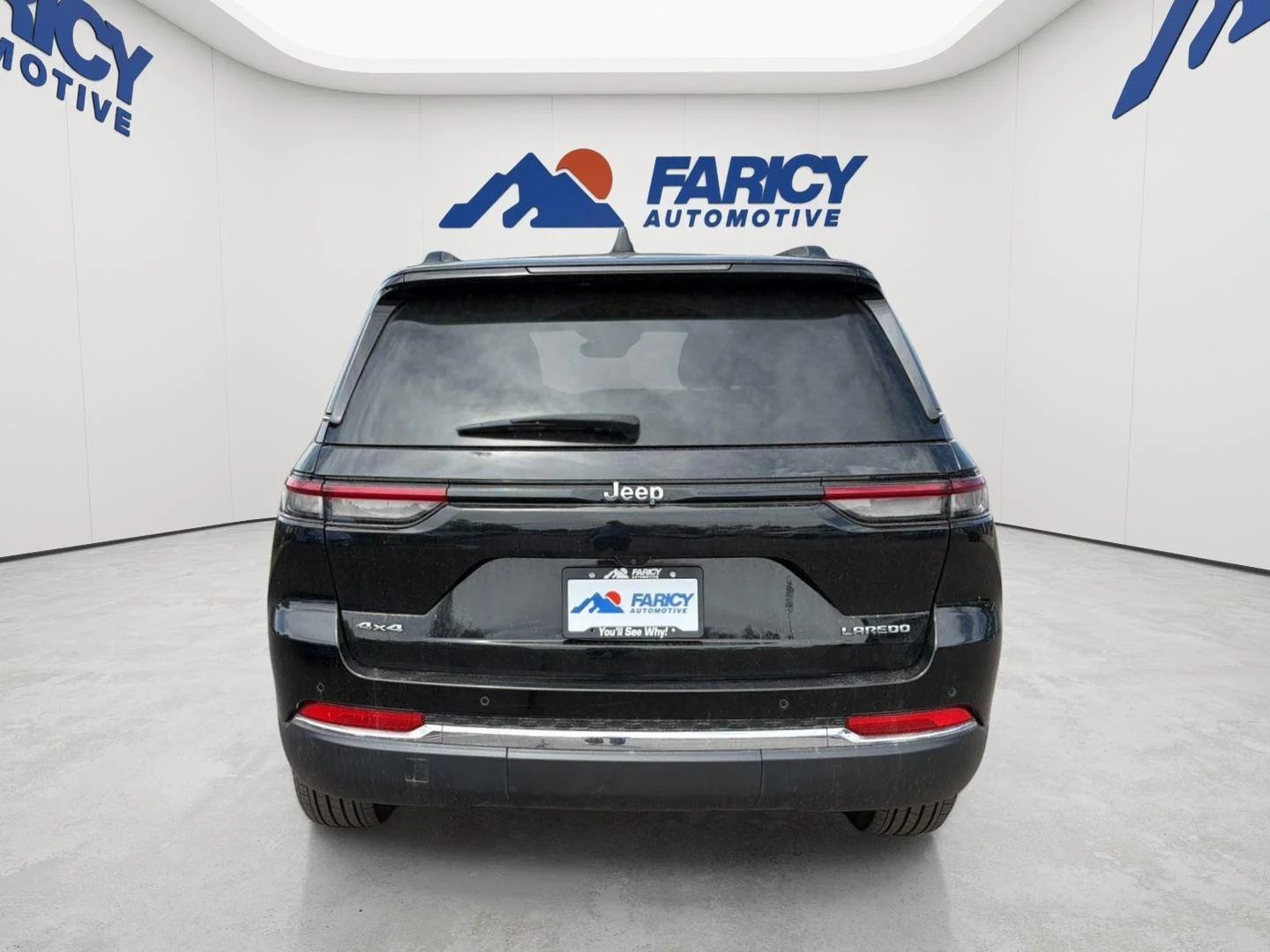 Used 2023 Diamond Black Crystal Pearlcoat Jeep Laredo image 6