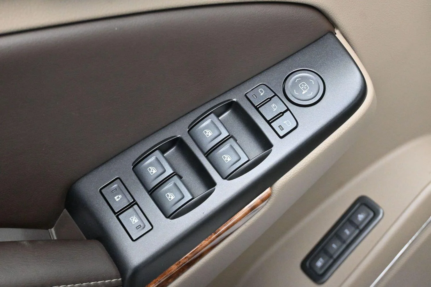 Used 2018 Summit White Chevrolet Premier image 11