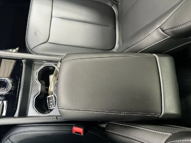 New 2027 High-Gloss Black Paint Jeep Limited image 31