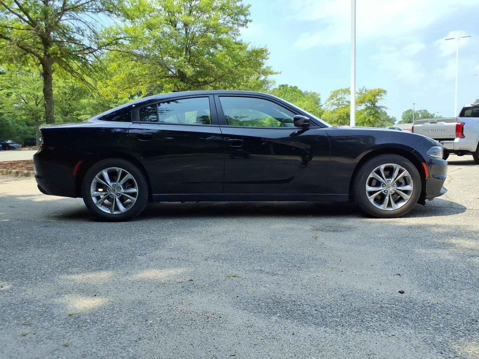 Used 2022 Pitch Black Clearcoat Dodge SXT image 8