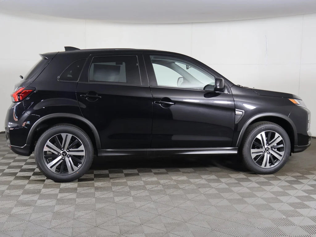 New 2027 Black Mitsubishi 2.0 ES AWC image 15