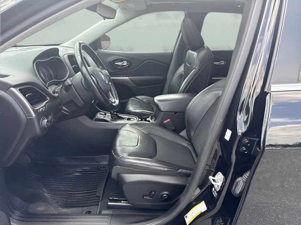 Used 2021 Black Jeep Latitude Plus image 9