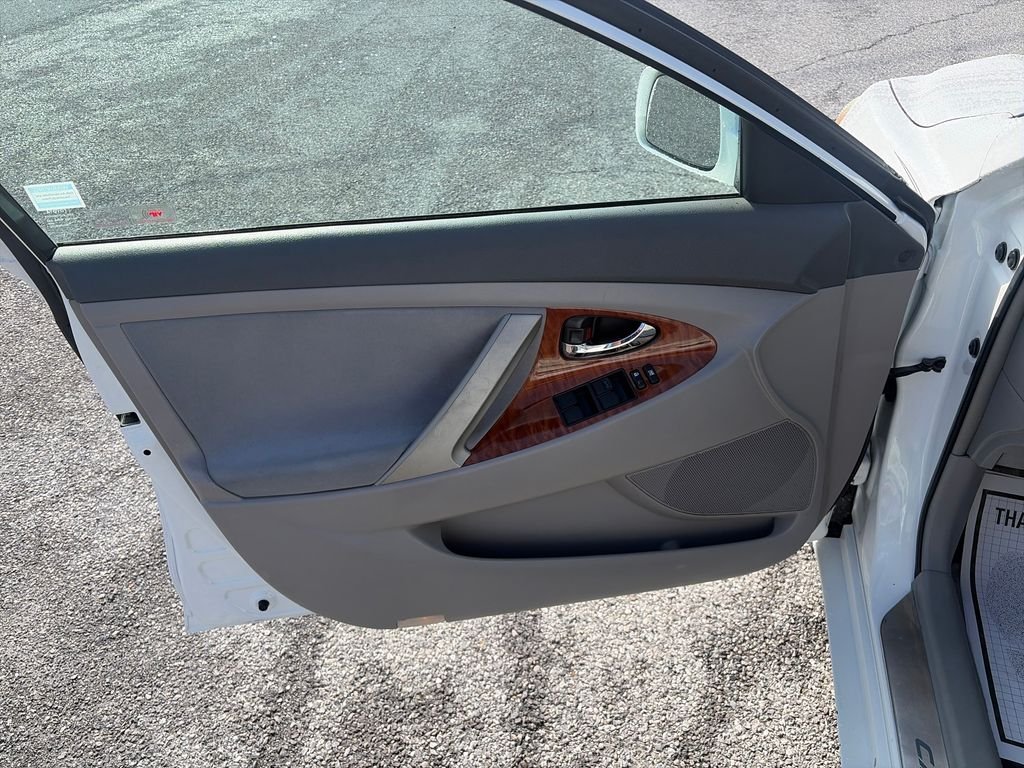 Used 2009 Super White Toyota  image 10