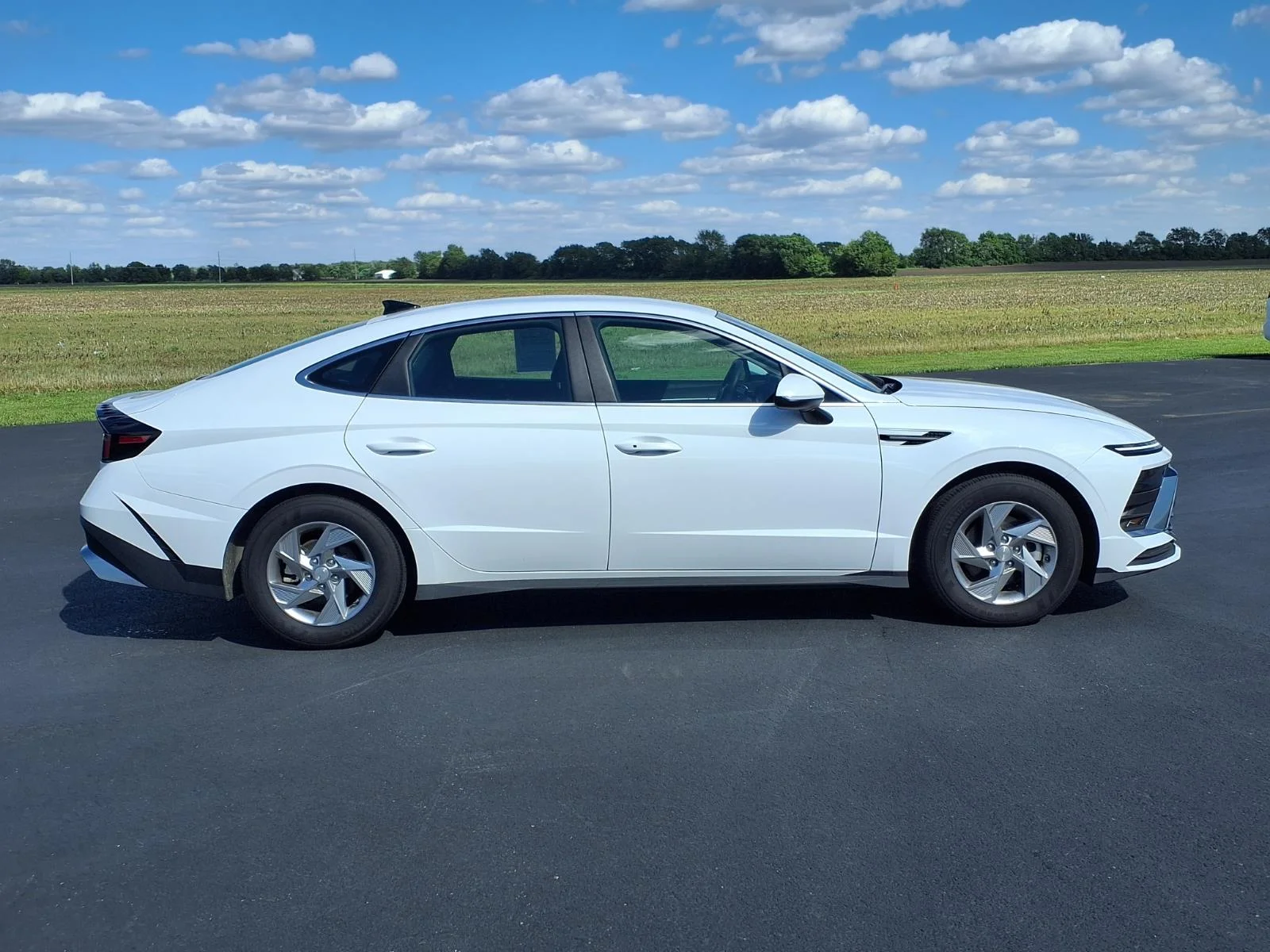 Certified Used 2025 White Hyundai SE image 12