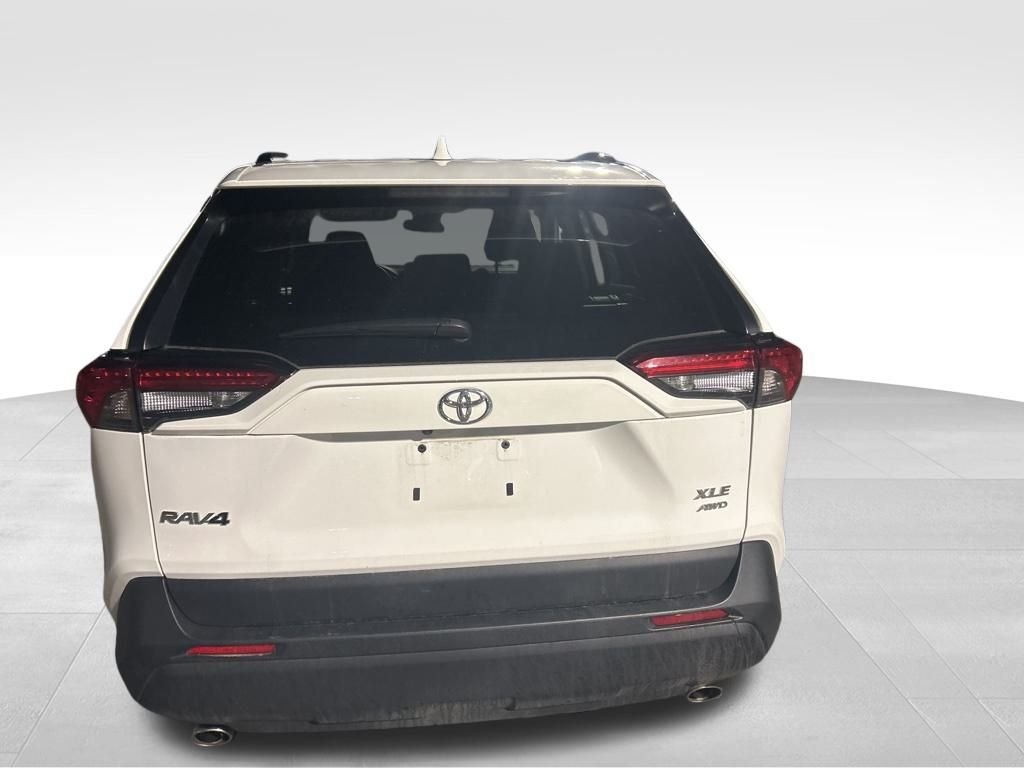 Used 2025 White Toyota XLE image 5